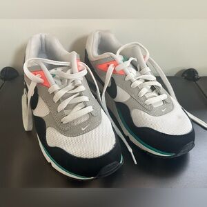 Nike Air Max women’s 8